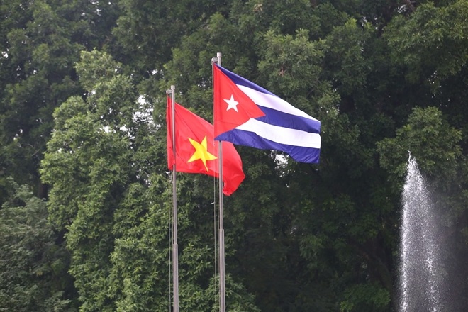 Lá cờ hai nước tung bay trong gió.