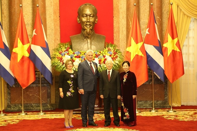 Hai vị lãnh đạo và phu nhân.