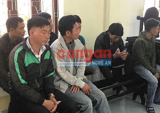 Rủ bạn rượu đến nhà mẹ vợ xóc đĩa, thu tiền hồ