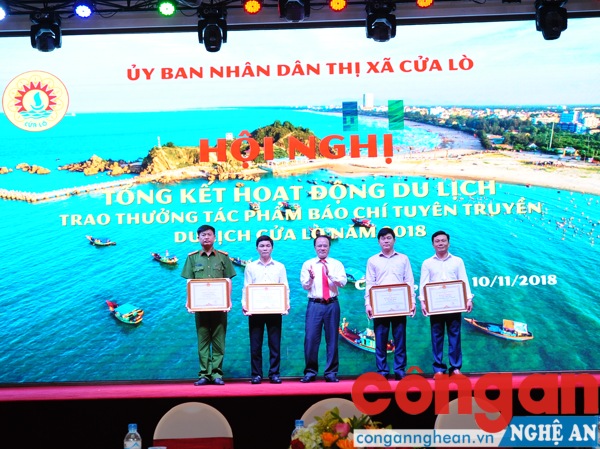 Tặng bằng khen cho các cá nhân, tập thể có thành tích