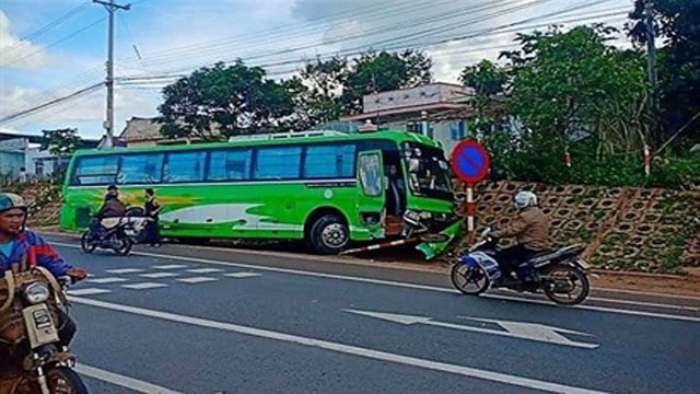 Xe khách đâm ô tô 7 chỗ đang dừng mua vé qua trạm BOT