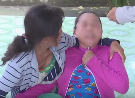 Một hụi viên khóc ngất khi biết tin chủ hụi ôm tiền bỏ trốn.
