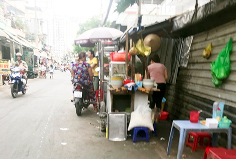 Xe hủ tiếu gõ của anh Lai sau những tháng ngày vợ chơi hụi mất trắng tài sản. Nhà trọ