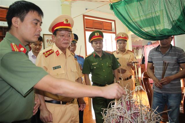 Đoàn công tác thăm hỏi, thắp hương kính viếng cháu Nguyễn Thị Minh, xã&nbsp; Văn Thành