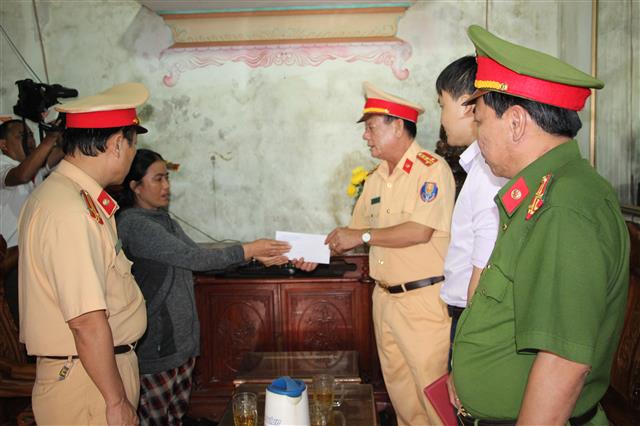 Thăm hỏi các gia đình nhân dịp 'Ngày thế giới tưởng niệm nạn nhân do tai nạn giao thông' năm 2018