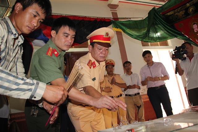 Đoàn công tác thắp hương, kính viếng ông&nbsp; Phan Sỹ Thuận, xã Hoa Thành