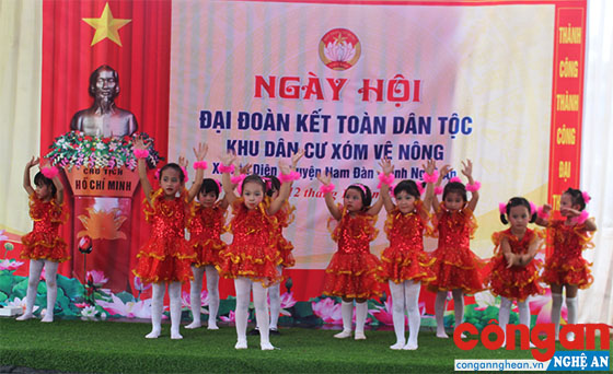 Tiết mục văn nghệ của các cháu thiếu nhi tại xóm Vệ Nông, xã Vân Diên