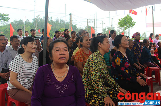 Bà con vui mừng tại Ngày hội đại đoàn kết toàn dân xóm Vệ Nông