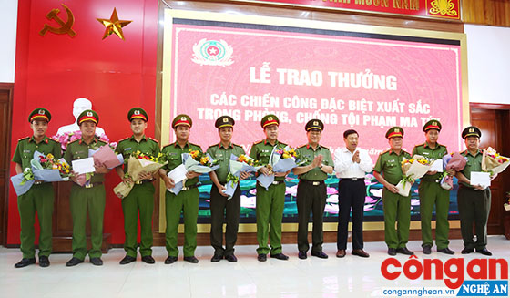 Đồng chí Nguyễn Xuân Đường, nguyên Chủ tịch UBND tỉnh và đồng chí Đại tá Nguyễn Hữu Cầu, Giám đốc Công an tỉnh trao thưởng cho Ban Chuyên án 618M do Công an huyện Thanh Chương chủ trì