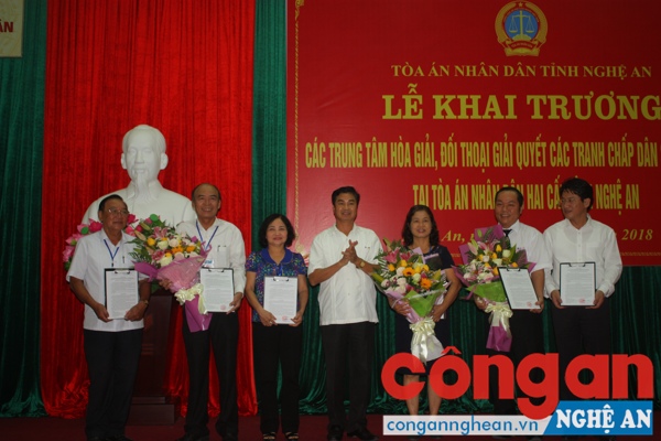 Khai trương các Trung tâm hòa giải, đối thoại tại Tòa án nhân dân hai cấp tỉnh Nghệ An