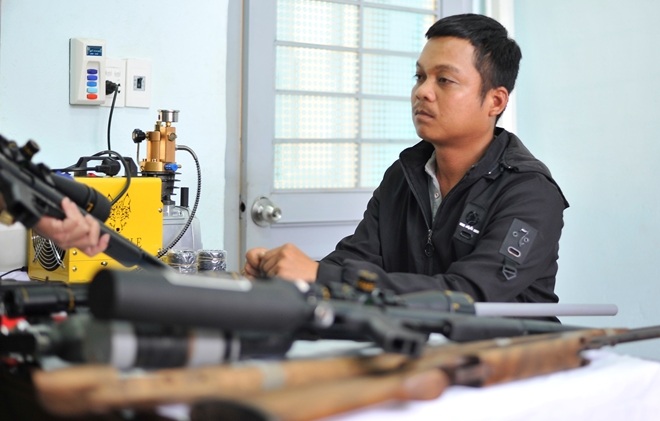 Thợ cắt tóc bị bắt cùng 4 khẩu súng tự chế và hàng trăm viên đạn