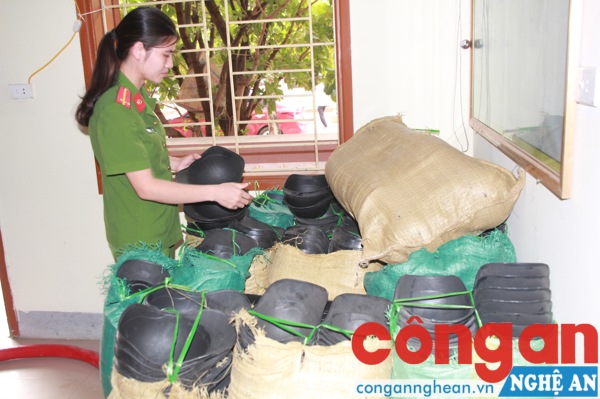  Lực lượng chức năng tiến hành thu giữ số mũ bảo hiểm không rõ nguồn gốc