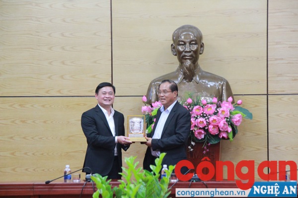 Bộ trưởng Bộ KH&ĐT Lào thăm và làm việc với UBND tỉnh Nghệ An