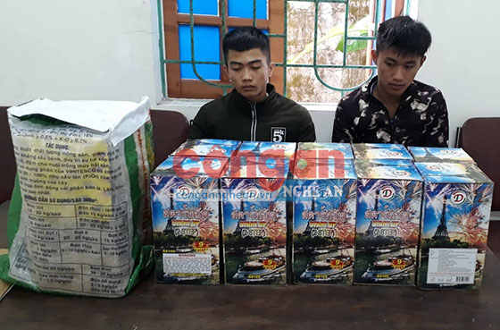 Bắt giữ 2 học sinh đi buôn pháo