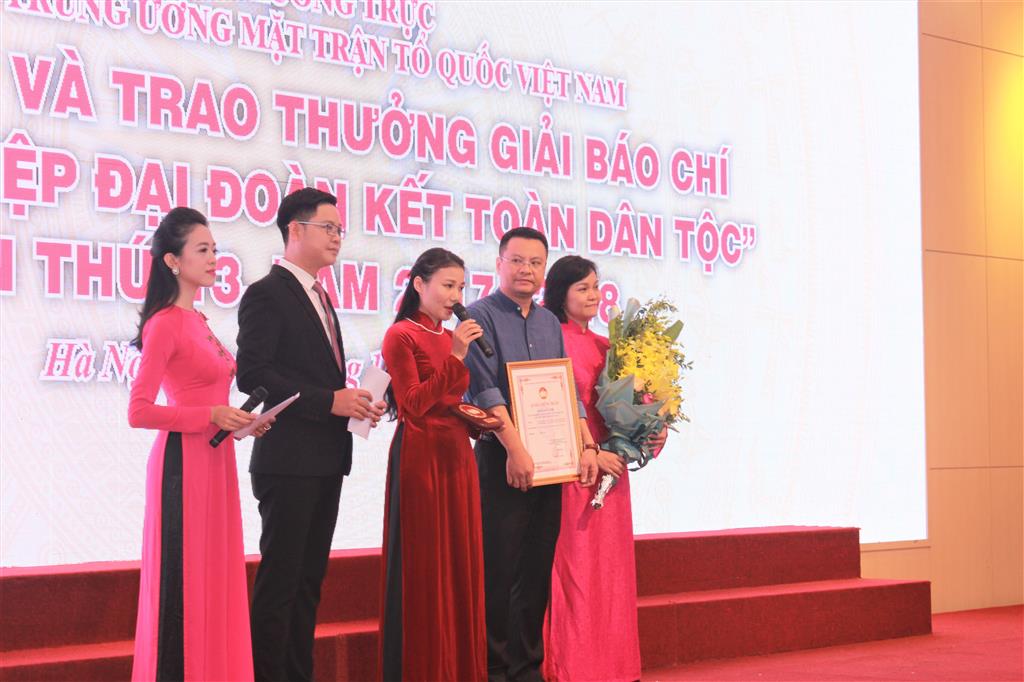 Trao giải đặc biệt cho nhóm tác giả VTC16 thực hiện loạt phóng sự trong thời gian 5 năm
