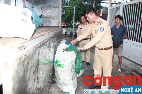 Lực lượng chức năng tiến hành kiểm tra số mỡ bị thu giữ