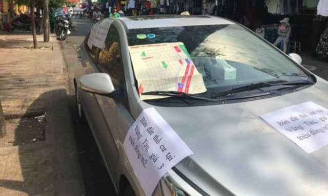 Đỗ xe bên lề vài phút, chủ nhân đầy ngỡ ngàng vì giấy lạ dán đầy ô tô