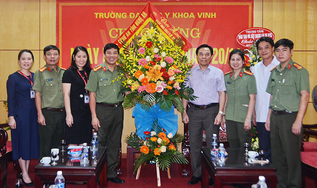 Đoàn công tác chúc mừng Trường ĐH Y khoa Vinh