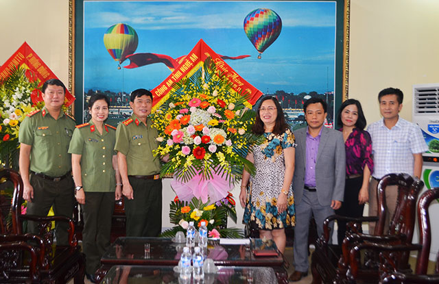 Đoàn công tác chúc mừng tại ĐH Sư phạm kỹ thuật Vinh