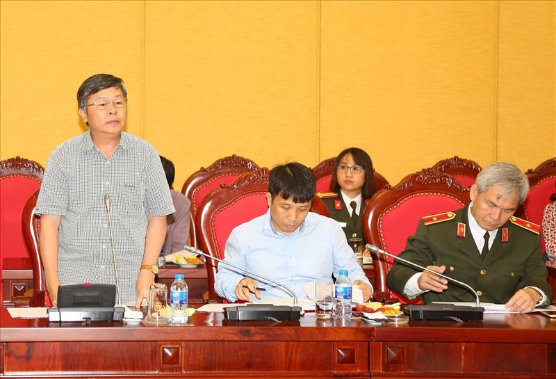 Các đại biểu tham gia ý kiến tại phiên họp.