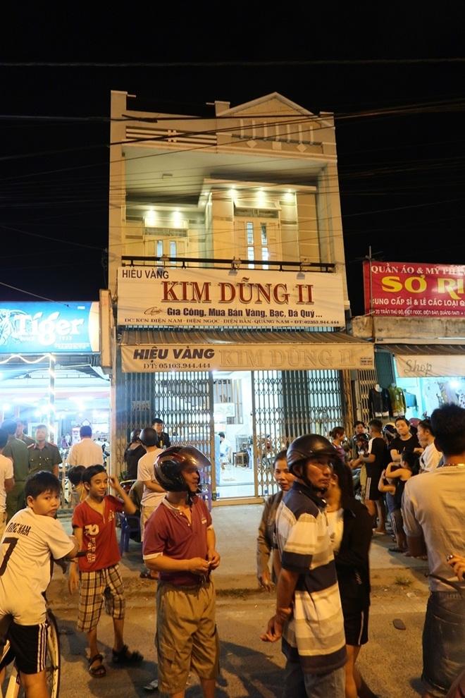 Người dân hiếu kỳ tụ tập trước tiệm vàng Kim Dũng II