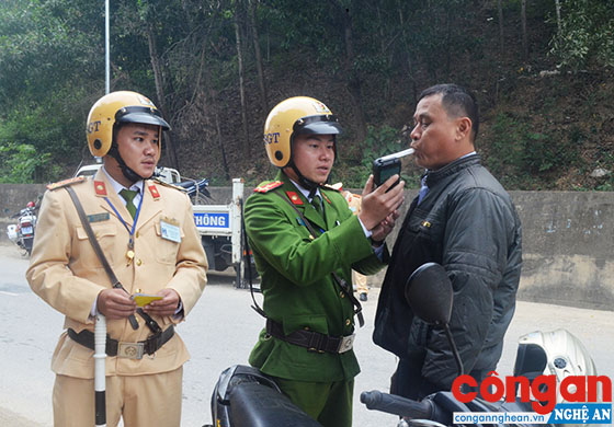 Công an huyện Tương Dương kiểm tra vi phạm nồng độ cồn