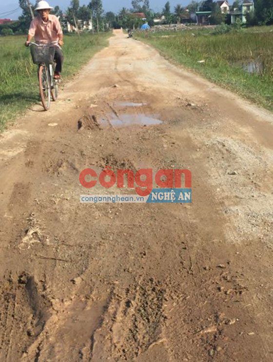 Dù trời nắng, người dân thôn Trường Tiến vẫn phải đi lại trên con đường lầy lội bùn đất