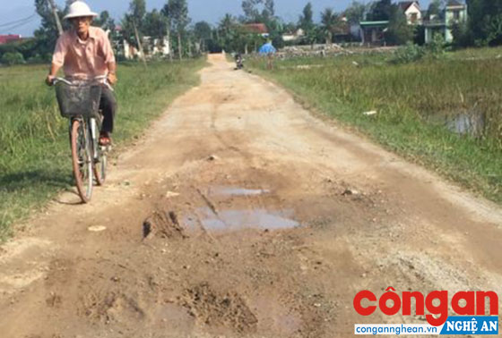Dân phá hàng rào, hiến đất rồi 'dài cổ' chờ dự án