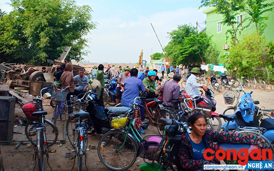 Người dân tập trung tại khu vực Dự án Khu đô thị thương mại và dịch vụ tổng hợp để khiếu nại việc hỗ trợ bồi thường chưa thỏa đáng