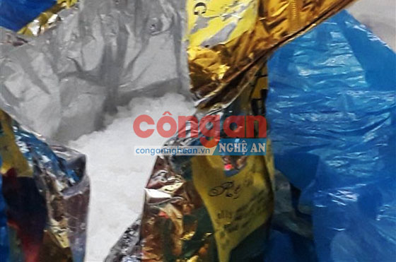 Tang vật thu giữ 01kg ma túy dạng đá