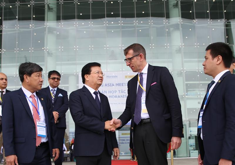 Phó Thủ tướng Trịnh Đình Dũng và Tiến sĩ Frank Jürgen Richter, Chủ tịch Horasis - Ảnh: VGP./Xuân Tuyến