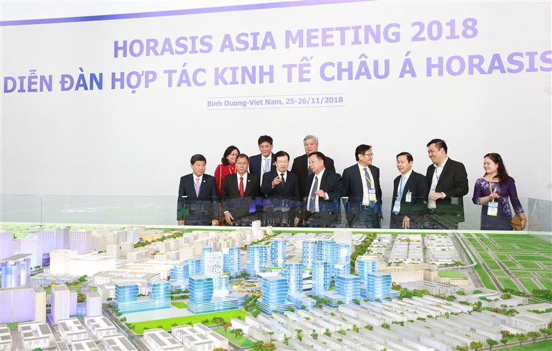 Phó Thủ tướng Trịnh Đình Dũng nghe quy hoạch phát triển thành phố thông minh Bình Dương - Ảnh: VGP./Xuân Tuyến