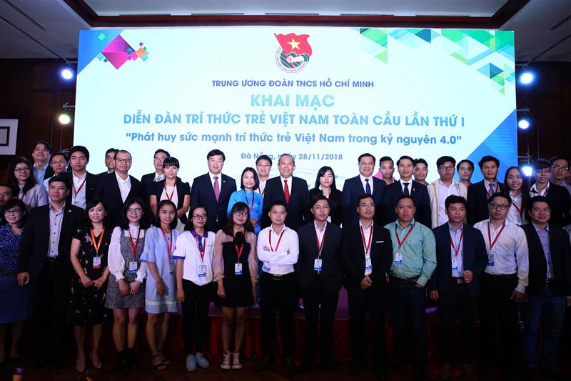 Phó Thủ tướng cùng các trí thức trẻ tham dự Diễn đàn. Ảnh: VGP/Lê Sơn