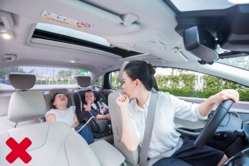 Nhiều lái xe ở châu Á - Thái Bình Dương nói rằng họ sử dụng điện thoại di động ngay cả khi đang chở những đối tượng đặc biệt như trẻ em trên xe.
