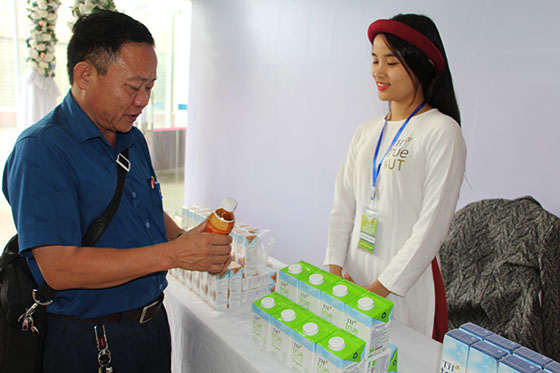 Sản phẩm sữa TH được giới thiệu đến người dân.