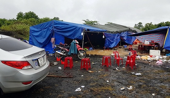 Dãy nhà bạt trong khu đất hoang nơi các đối tượng sát phạt nhau.