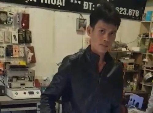 Nghỉ ăn trưa, cửa hàng bị trộm đục tường lấy 20 chiếc điện thoại
