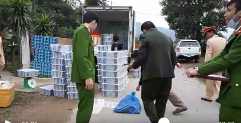 Các lực lượng chức năng đang phối hợp kiểm tra số hàng tạm giữ.