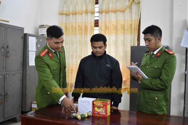 Đối tượng Ninh Xuân Tuấn, sinh năm 1995, trú tại xã Yên Nhân, huyện Yên Mô tại cơ quan Công an
