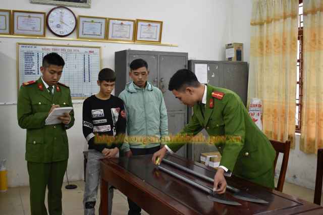 Nguyễn Quang Khánh và Nguyễn Văn Nam đều sinh năm 2000, ở xã Khánh Vân, huyện Yên Khánh tàng trữ vũ khí nguy hiểm
