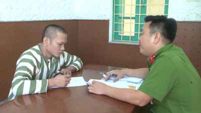 Đối tượng Phan Văn Cửu và Nguyễn Quang Nguyên tại cơ quan công an.