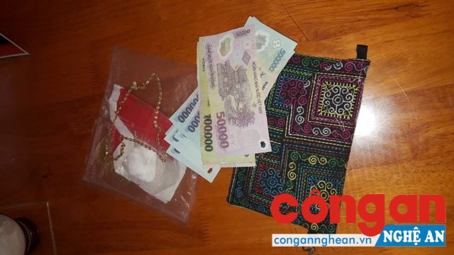 Chiếc ví mà bà Huệ đánh rơi bên trong có hơn 5 triệu đồng, sợi dây chuyền 2 chỉ vàng và giấy tờ tùy thân