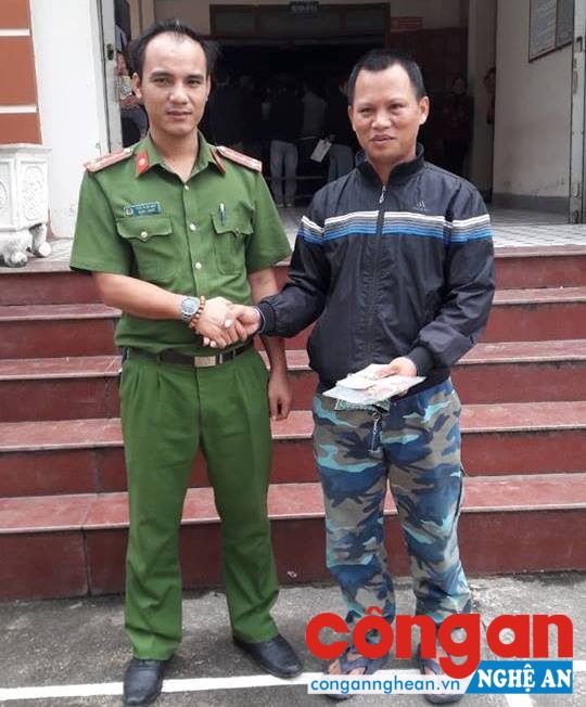 Anh Nguyễn Tiến Đại (con trai bà Huệ) trong niềm vui được nhận trực tiếp chiếc ví cùng số tài sản trên mà bà Huệ - mẹ anh đánh rơi từ tay Đại úy Trần Tuấn Anh