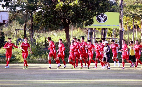 ĐT Việt Nam bước vào buổi tập đầu tiên tại Bacolod. Ảnh: VFF.