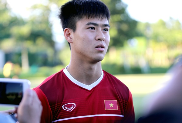 Duy Mạnh trả lời phỏng vấn. Ảnh: VFF.