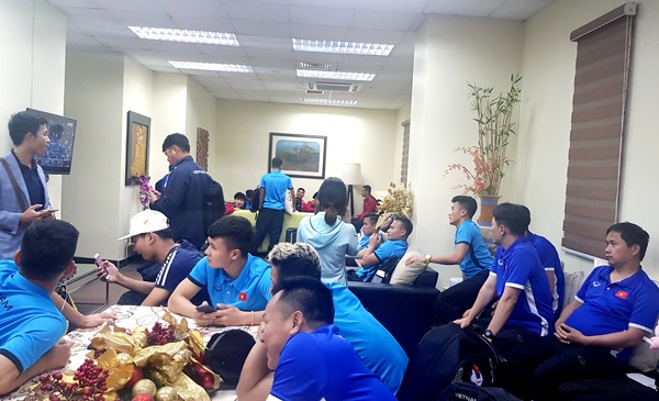 Tuy nhiên, trục trặc đến từ thủ tục nhập cảnh đã khiến đội tuyển mất khá nhiều thời gian chờ đợi. Ảnh: VFF.