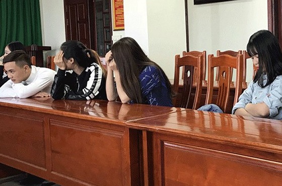Phát hiện gần 20 nam nữ 'bay lắc' trong quán karaoke