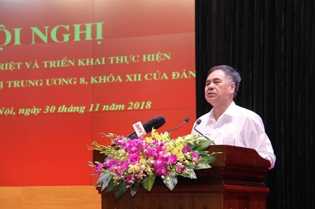 PGS.TS Nguyễn Viết Thông truyền đạt các nội dung quan trọng của Nghị quyết Hội nghị Trung ương 8