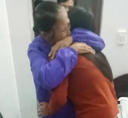 Những giây phút xúc động được gặp lại người thân sau 16 năm xa cách gia đình của chị Xuân.