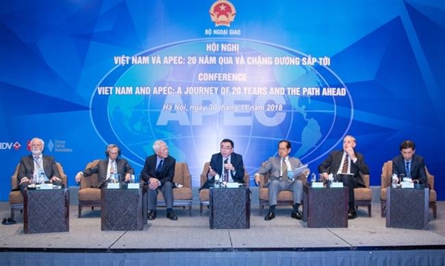 Các diễn giả tại phiên thảo luận đầu tiên.